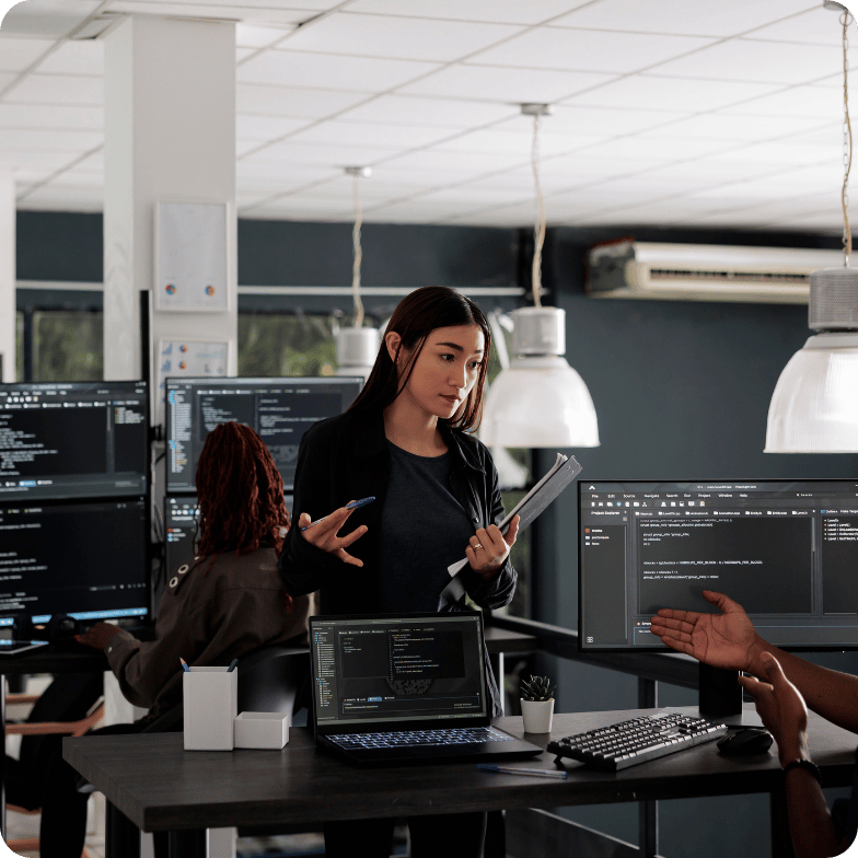 Softwareentwickler & Projekt-Manager besprechen Implementierungen im Code